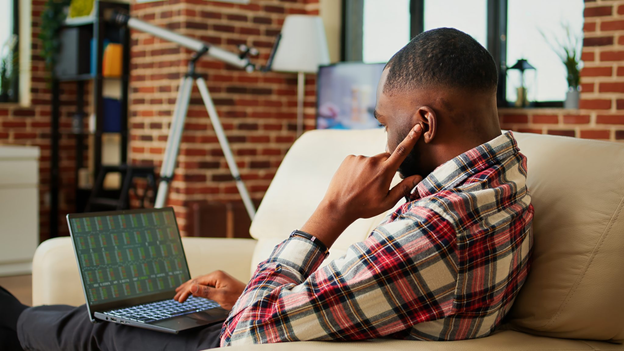 I Am Just Realising My Girlfriend Is A Gold Digger – Silent Beads Media